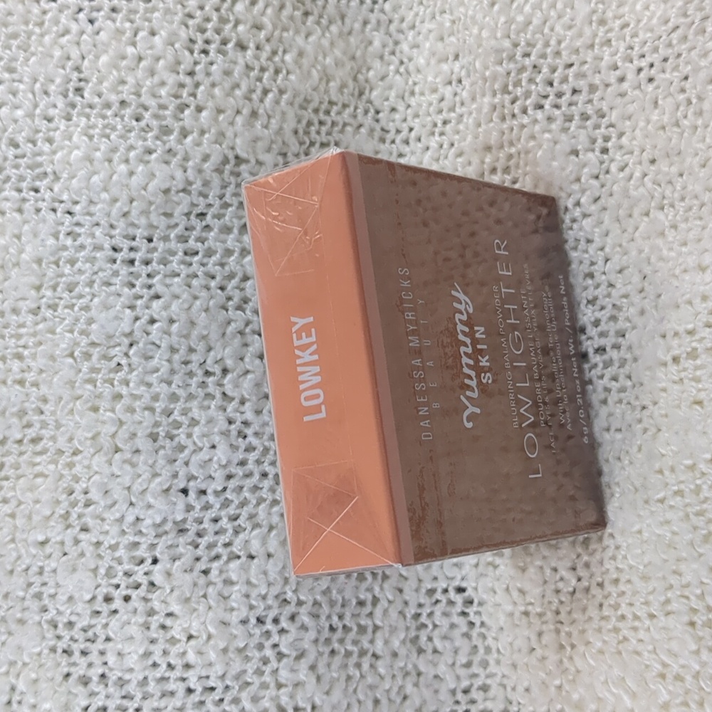 Danessa Myricks Yummy Skin Blurring Balm Powder in Lowkey, 6g/0.21oz - Picture 2 of 11